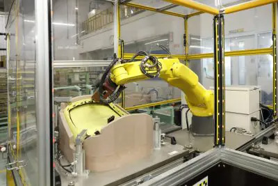 ロボット溶着ができる設備を滋賀工場に導入