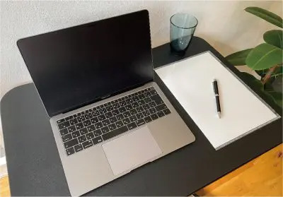 ノートパソコンと資料を置いても十分に作業ができる、在宅ワークにぴったりのサイズ