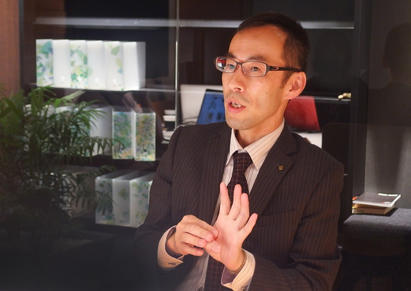 エフチェアの開発について語るイトーキOF商品第1企画室 室長の伊藤 博之