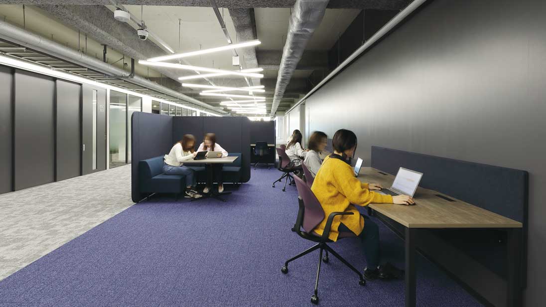 "Study BASE" is a space designed for individual study and small-group interaction.
