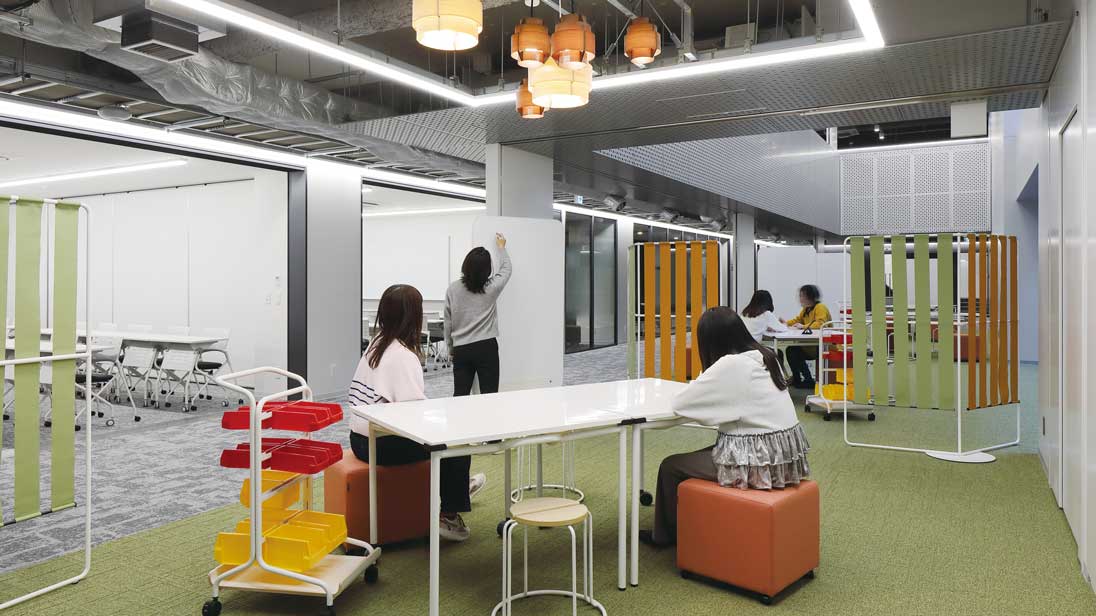 "Brainstorming BASE" - a space for group work.