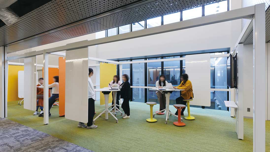 "Brainstorming BASE" - a space for group work.