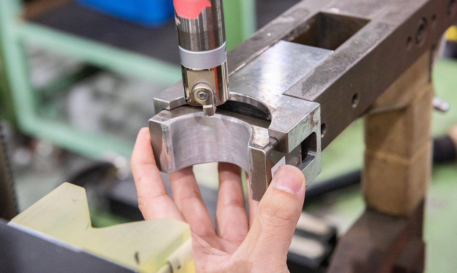 ガスシリンダーの加工治具