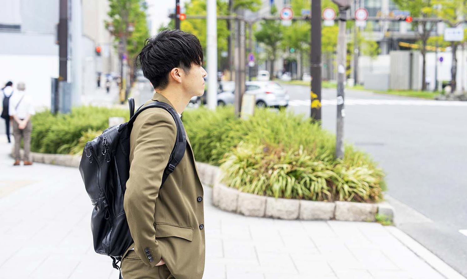 森下 大樹 リュックを背負い歩く横顔
