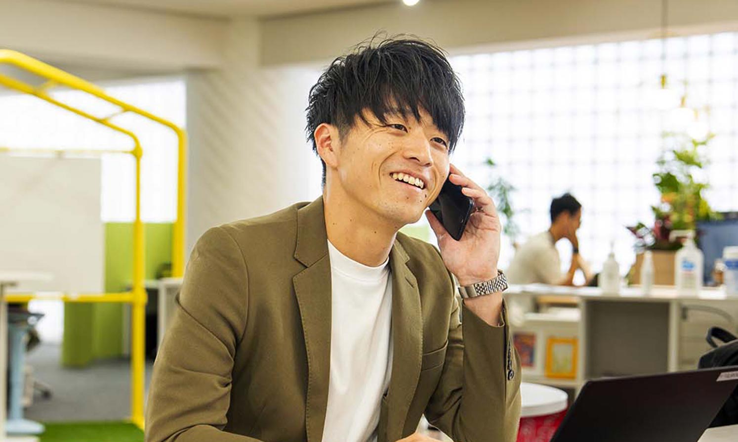 森下 大樹 オフィスで電話をしている