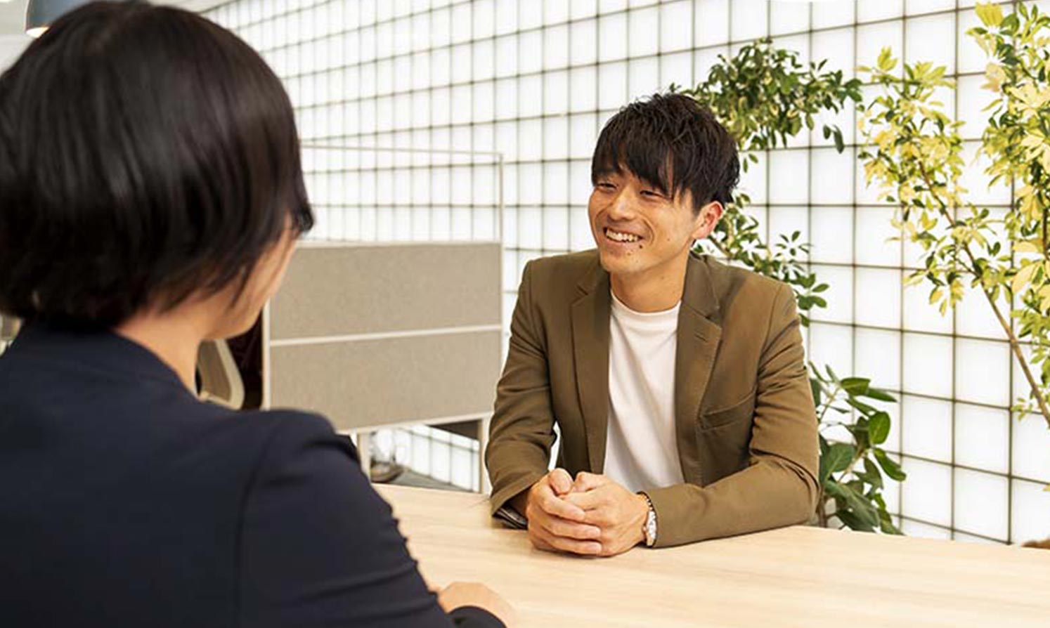 森下 大樹 オフィスで笑顔でインタビューに答えている