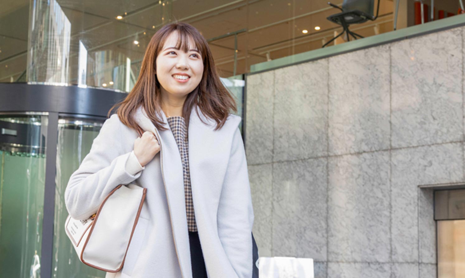 溝口 夏海 コートを着て外出する様子