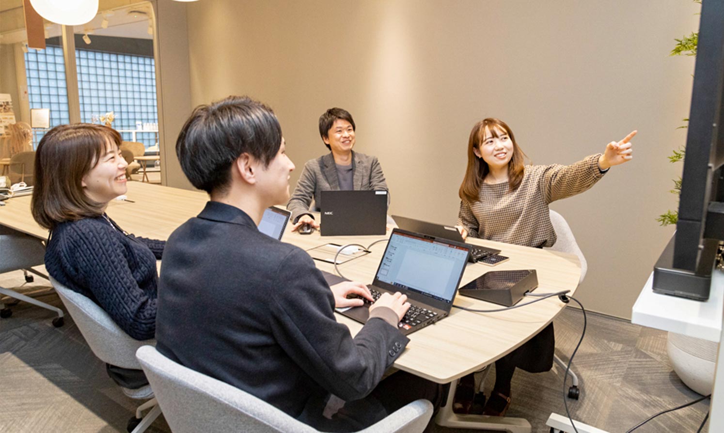 溝口 夏海 ミーティングの様子 モニターを指差している