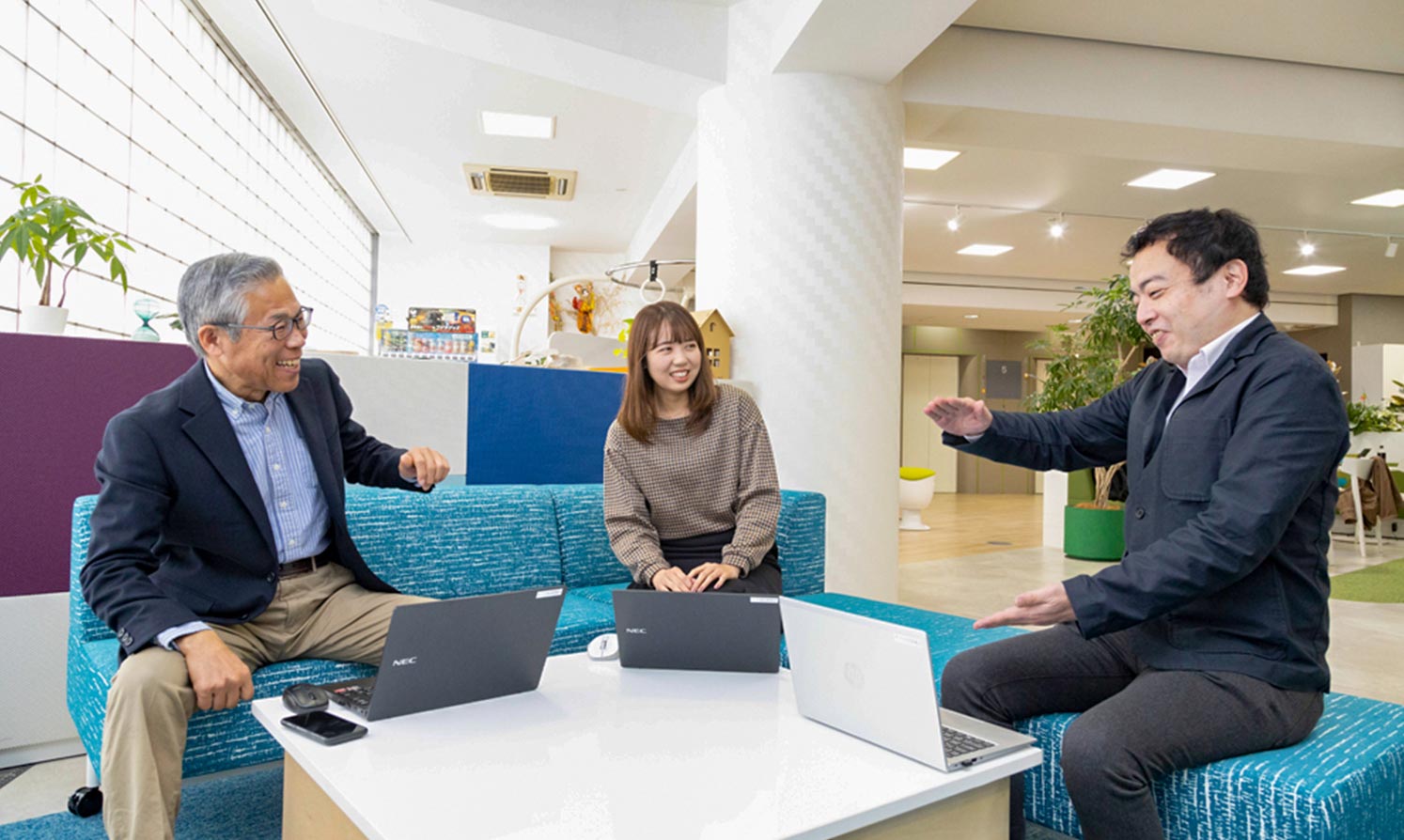 溝口 夏海 オフィスで座って会話している