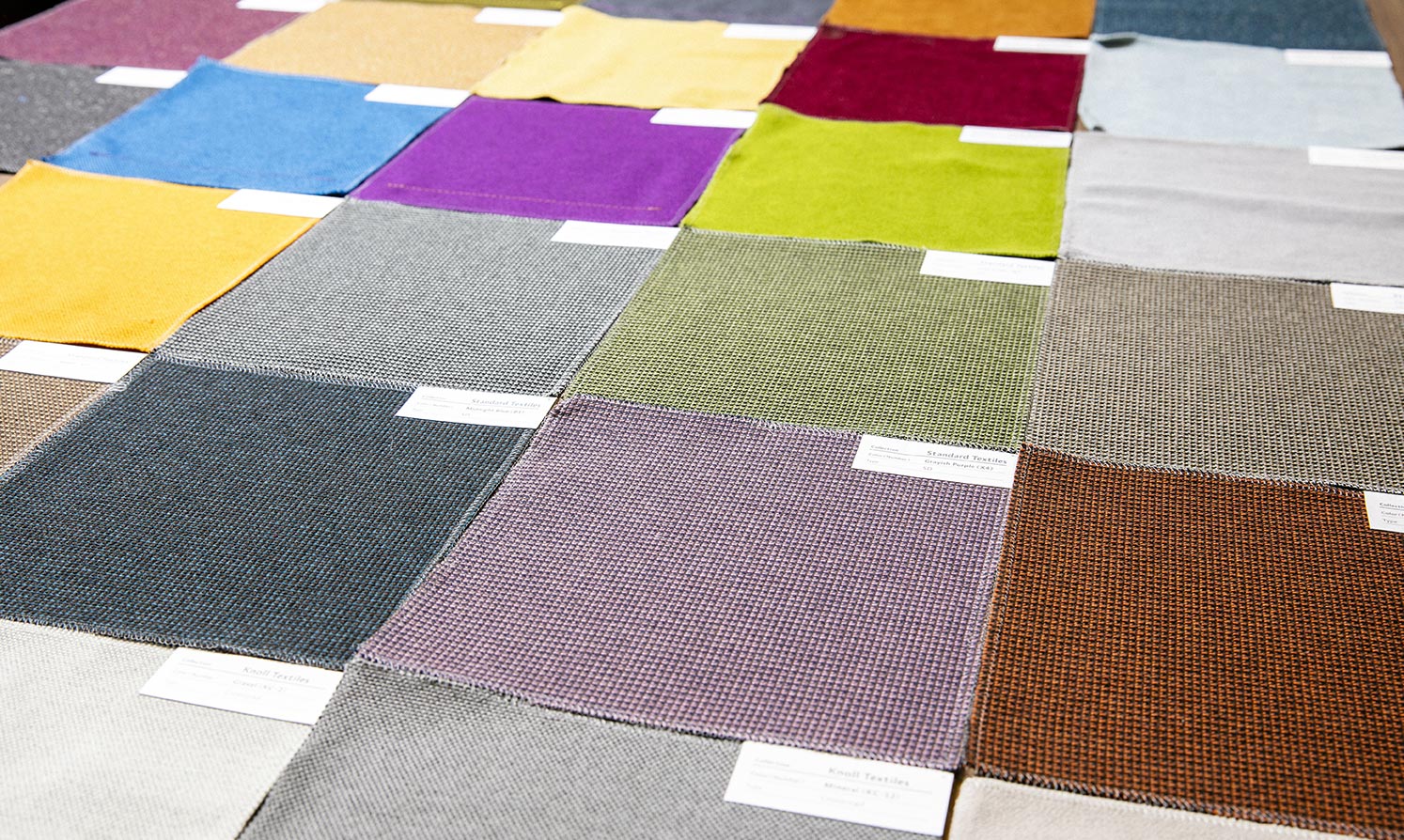 イトーキオリジナルを含む全28色の高品位なファブリック（「Knoll Textiles」2種14色とオリジナル2種14色）を用意。多様な個性とニーズに対応する多彩なバリエーション。