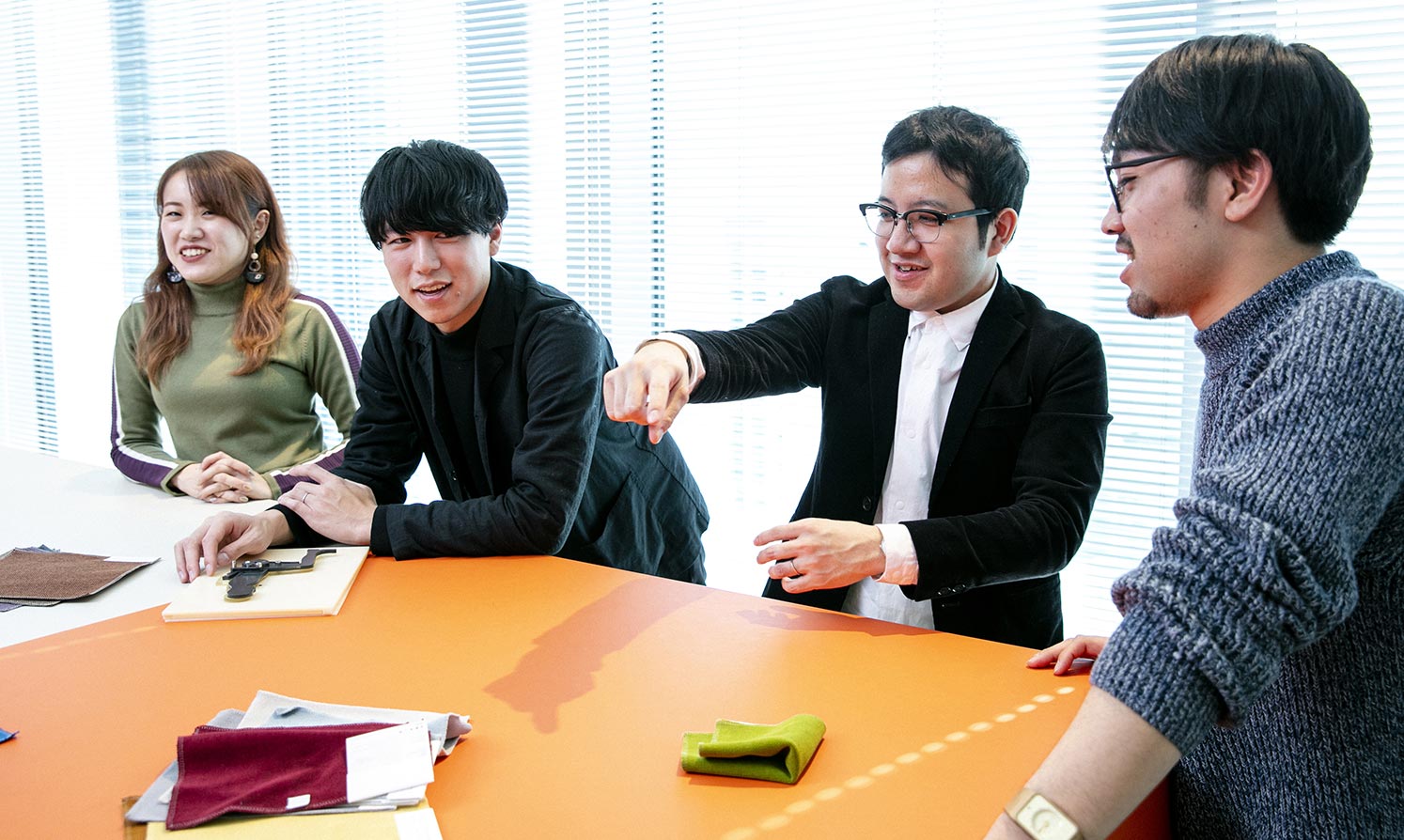 コワーキングスペースでのフィールドワークと徹底的な議論を経て、サポートすべき姿勢や素材を検討し、「『働く』と『暮らす』を越境するワークチェア」というコンセプトを確立。