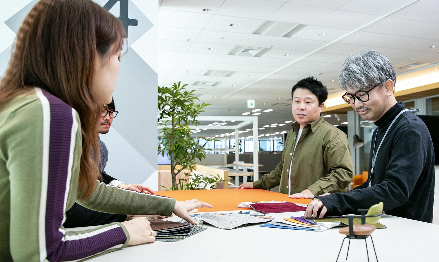 数十種類の張地サンプルと柴田氏のカラー提案を組み合わせ、「働き方」や「暮らし方」に合わせた素材と色を追求。