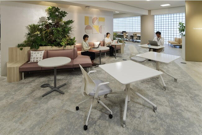 【コワークスペース】周囲との会話も交えながら効率的に個人ワークを行う場。 【コワークスペース】周囲との会話も交えながら効率的に個人ワークを行う場。