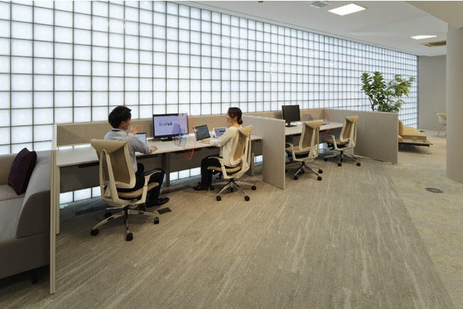 [Duo Space] Desks that can be placed side by side allow you to share the screen and concentrate on your output.