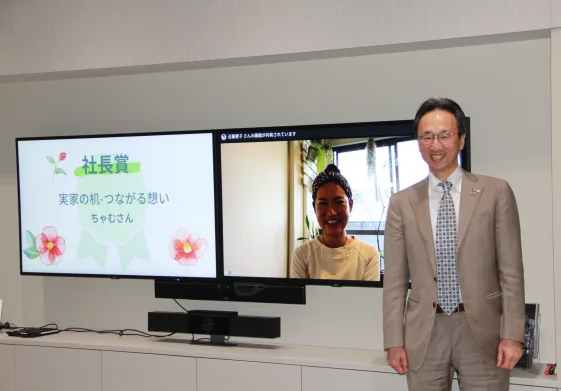 代表取締役社長 平井嘉朗と社長賞のちゃむさん 代表取締役社長 平井嘉朗と社長賞のちゃむさん
