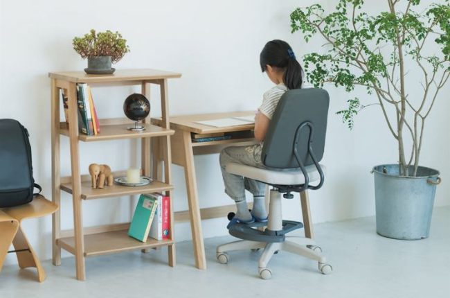 引き出しをなくすことで、学校の机のような使い勝手 引き出しをなくすことで、学校の机のような使い勝手