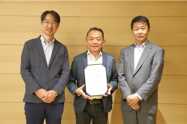 Left photo: Yamamura, General Manager of Human Resources, Itoki Co., Ltd.