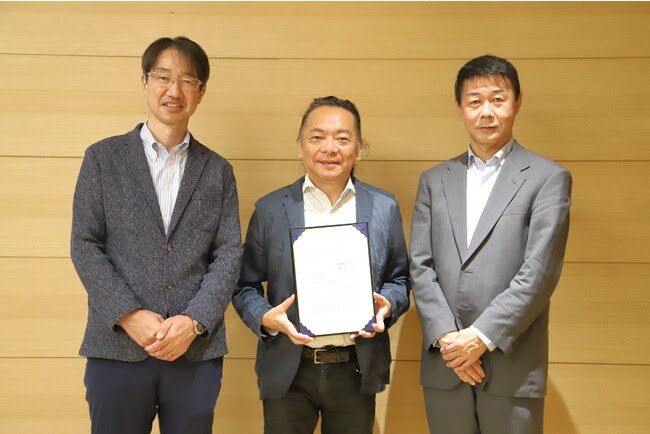 写真左:(株)イトーキ 人事本部長 山村写真中央:NPO法人ファザーリング・ジャパン代表理事 安藤様写真右:(株)イトーキ 代表取締役社長 湊 写真左:(株)イトーキ 人事本部長 山村写真中央:NPO法人ファザーリング・ジャパン代表理事 安藤様写真右:(株)イトーキ 代表取締役社長 湊