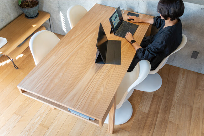 The material used is red oak with a beautiful warm grain. The top plate is also 155 cm wide x 80 cm, making it just the right size.