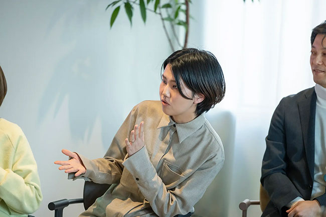 カリモク家具株式会社 コントラクト営業部 赤松 絵理 氏 カリモク家具株式会社 コントラクト営業部 赤松 絵理 氏