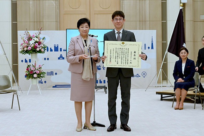 小池百合子都知事から表彰を受ける イトーキ人事部長 大井卓爾 提供:東京都 小池百合子都知事から表彰を受ける イトーキ人事部長 大井卓爾 提供:東京都
