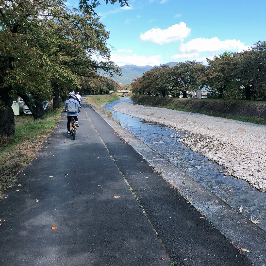 岡谷市横河川沿いの通り