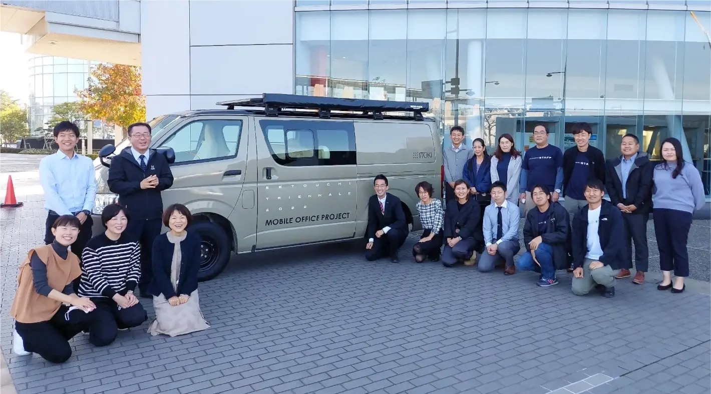 モバイルオフィスカーと瀬戸内国際芸術祭 実行委員会スタッフのみなさん