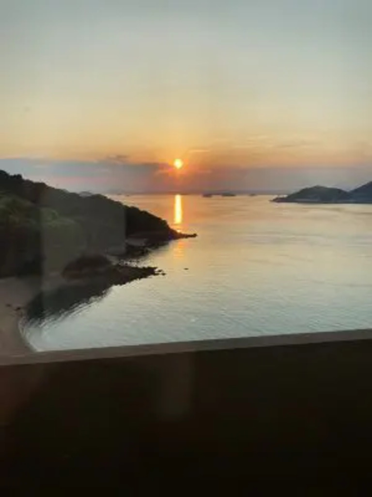 帰りの電車から見えた瀬戸内海に沈む夕日