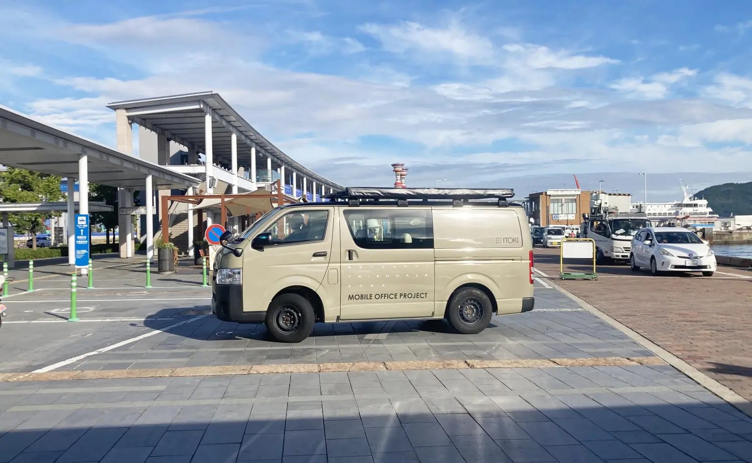 快晴の青空の下のモバイルオフィスカー