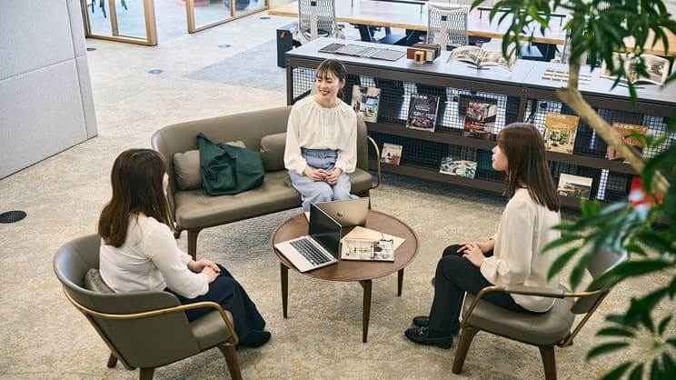 社内コミュニケーションが交わされる様子