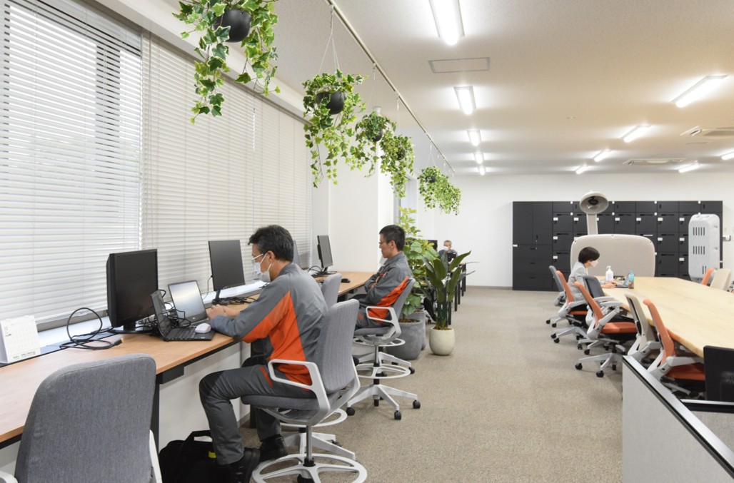Office space incorporating greenery Office space incorporating greenery